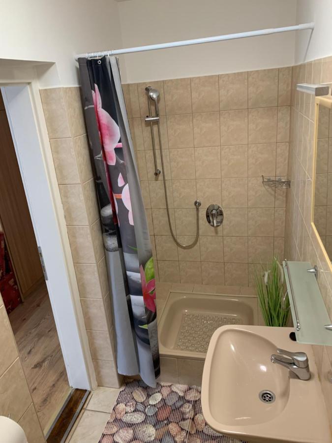 Zsuzsa Apartman Hajduszoboszlo Exterior photo