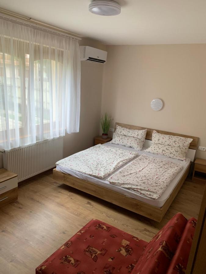 Zsuzsa Apartman Hajduszoboszlo Exterior photo